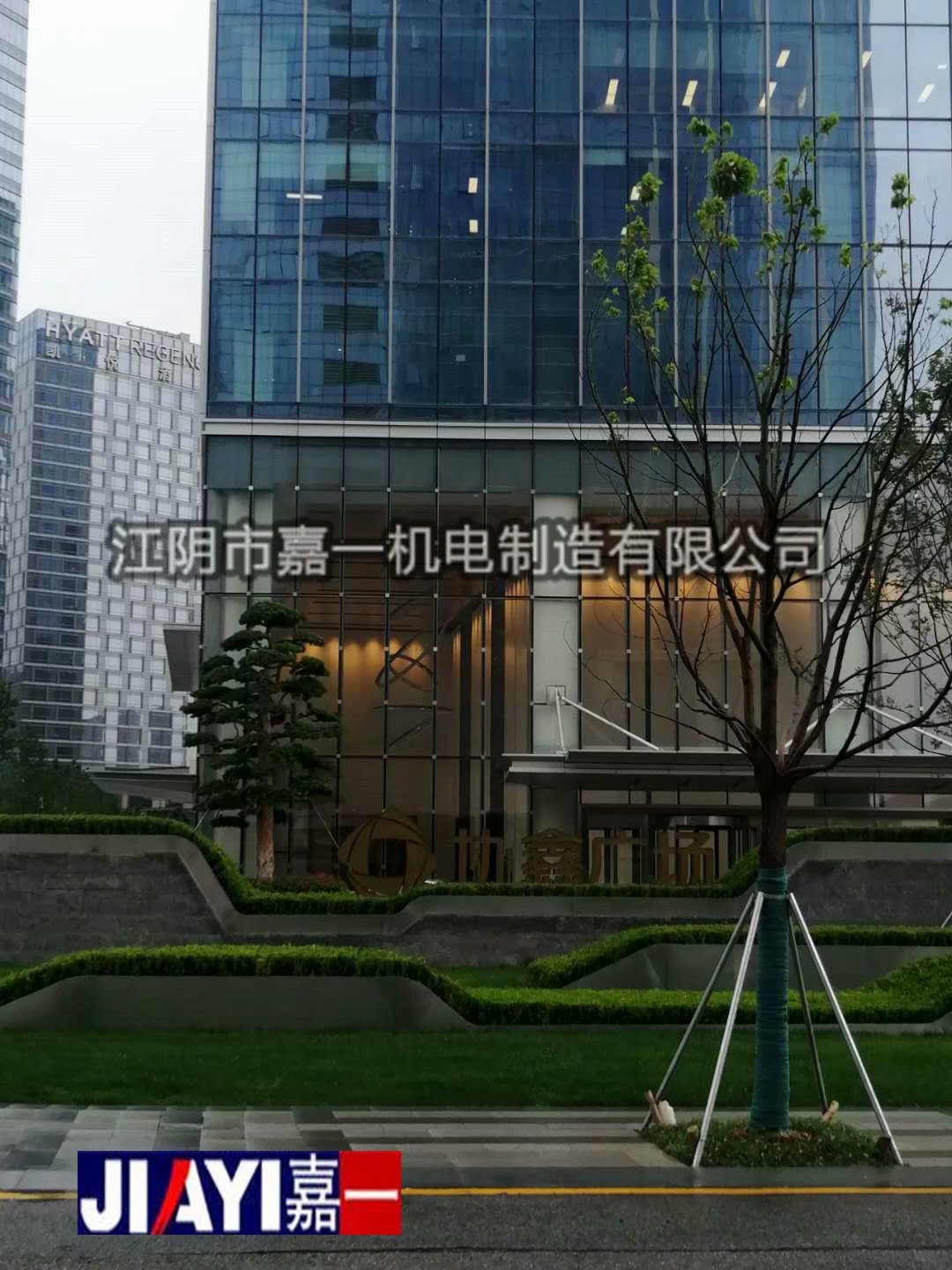 6月中旬，我司及時(shí)安排技術(shù)前往“協(xié)鑫廣場(chǎng)”為膠球清洗裝置調(diào)試，設(shè)備調(diào)試運(yùn)行成功！